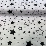 Melnas zvaigznes uz balta fona