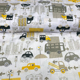 Dzelteni un pelēki auto uz balta fona