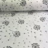 Pelēkas pieneņpūkas uz balta fona