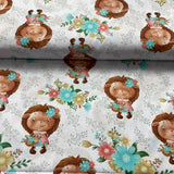 Ežu meitene uz ziedu fona