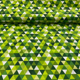 Koši zaļi, tumši zaļi un balti trīsstūri