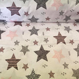 Lielas un mazas pelēkas un rozā zvaigznes uz balta fona