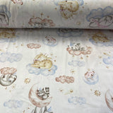 Sapņainie dzīvnieki pasteļtoņos uz balta fona