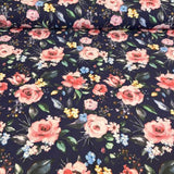 Rozā rozes uz tumši zila pamata