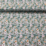 Balti ziediņi, vecināti zaļš pamats