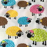 Krāsainas aitiņas uz balta fona