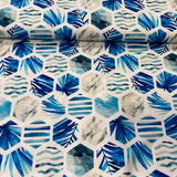 Zils dekoratīvs raksts baltos sešstūros