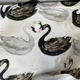 Melni un balti gulbji, balts pamats