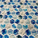 Zils dekoratīvs raksts baltos sešstūros