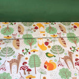 Stirnas, lapsas, pūces, putni, koki un mušmires uz balta fona