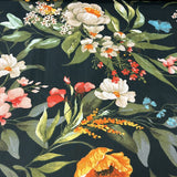 Lieli, krāsaini ziedi, tumšs pamats