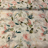 Kolibri pasteļtoņu ziedos, balts pamats