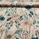 Ziedi vecrozā un zilos toņos, balts pamattonis