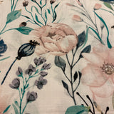 Ziedi vecrozā un zilos toņos, balts pamattonis