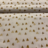 Bēšas un brūnas sirsniņas uz balta pamata