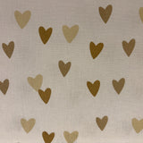 Bēšas un brūnas sirsniņas uz balta pamata