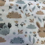 Pūces un zaķēni uz balta pamata, flanelis.