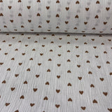 Brūnas mazas sirsniņas uz pienbalta pamata