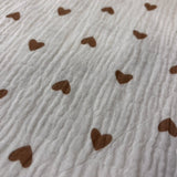 Brūnas mazas sirsniņas uz pienbalta pamata