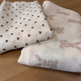 Brūnas mazas sirsniņas uz pienbalta pamata