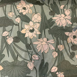 Ziedi uz zaļganpelēka pamata