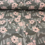 Ziedi uz zaļganpelēka pamata