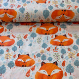 Košās lapsas, bēšīgs pamattonis