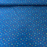 Smalki ziedi uz kobaltzila pamata, poplīns