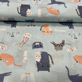 Kaķi ar piena kannām, gaiši zils pamats