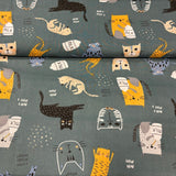 Kaķi ar piena kannām uz zilganzaļa fona