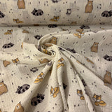 Lācis, lapsa un āpsis uz bēšīga pamata, muslīns