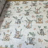 Zvēriņi šūpolēs, balts pamats