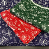 Stilizēta apdruka - dāvaniņas uz sarkana pamata